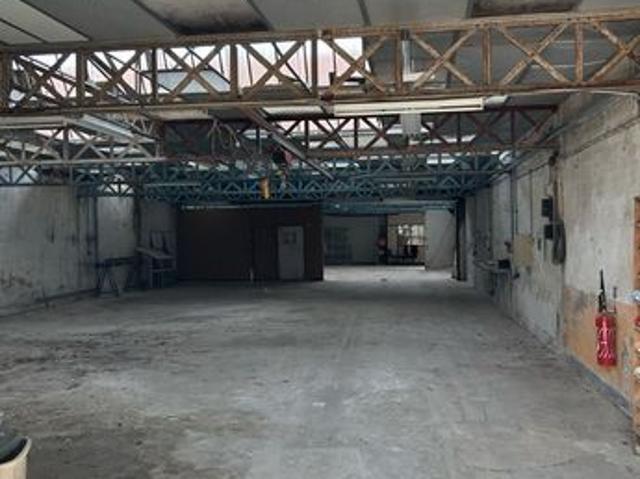 Ensemble immobilier: 2 maisons usine bureaux terrain a batir grenier divers