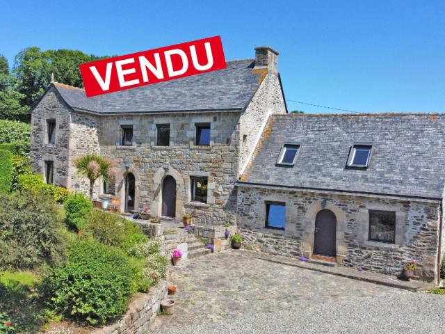 ENSEMBLE IMMOBILIER: 2 MAISONS ET DEPENDANCE CHARME ABSOLU