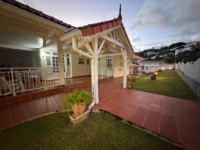 Ensemble immobilier 6 logements Fort potentiel locatif 443m² Fort de France