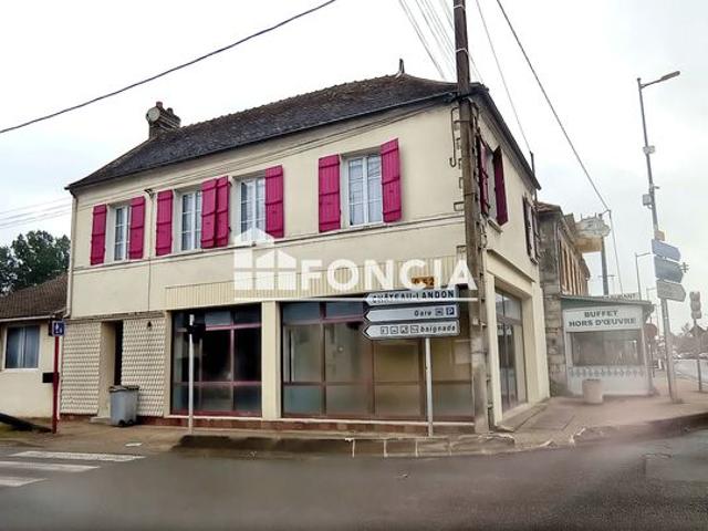 Ensemble Local Commercial et Appartement à Dordives