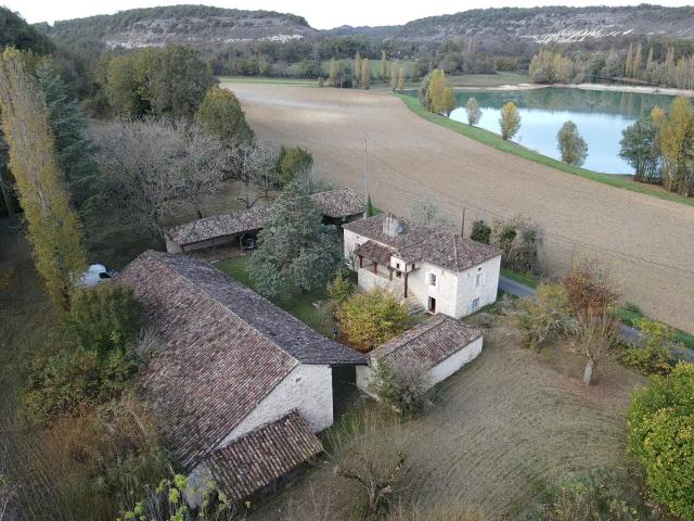 Ensemble quercynois avec dépendances et 16 hectares de bois et taillis