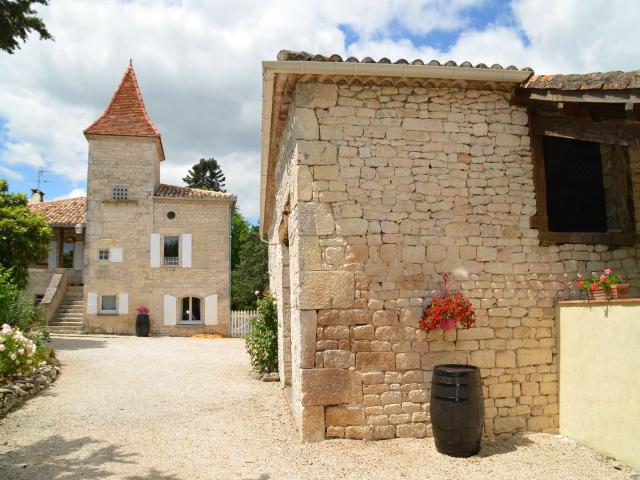 Ensemble quercynois avec pigeonnier, grange en pierre, piscine et gîte