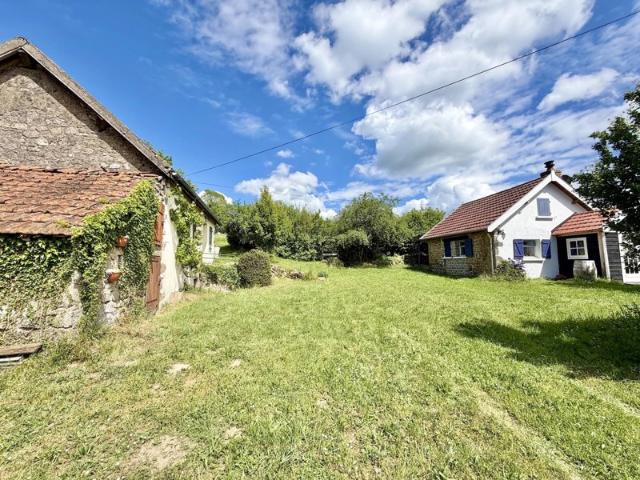 Ensemble sur un emplacement unique avec vue panoramique près de Charbonnat
