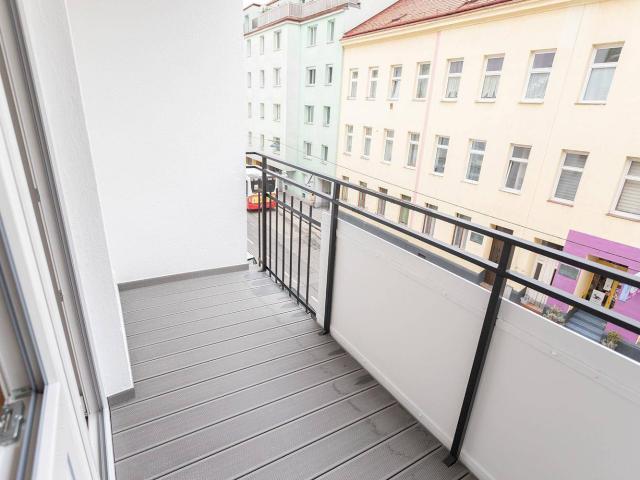 Entzückende und komplett sanierte 3 Zimmer Wohnung mit Loggia perfekt angebunden! Provisionsfrei zu verkaufen!