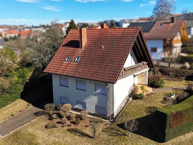Entzückendes Ein bis Zweifamilienhaus mit Süd und Ost Terrassen, Loggia, sonnigem Garten und Garage in ruhiger Wohnlage