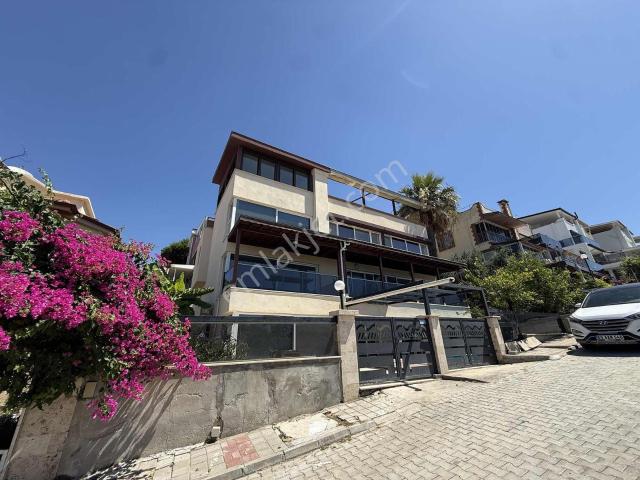 Entelköy Sitesi'nde Ön Sırada Deniz Manzaralı Satılık Villa