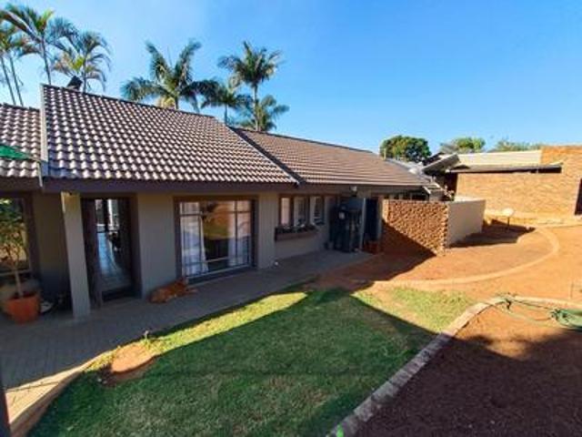 entertainers dream 3 bedroom house i.