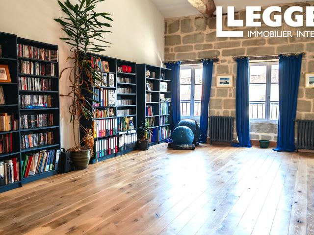 Entièrement rénovée et extrêmement spacieuse, cette maison de ville est idéalement située au cœur d'un village
