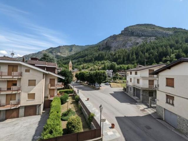 ENTRACQUE: Casa con 3 appartamenti