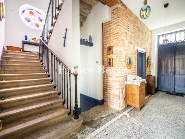 Entre Toulouse et Albi, dans un village du Tarn surplombant. 284m² Giroussens