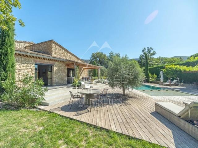 Entre tradition et contemporain, superbe maison en pierre de plain pied avec piscine et vue sur le Luberon. Vendue entièrement meublée