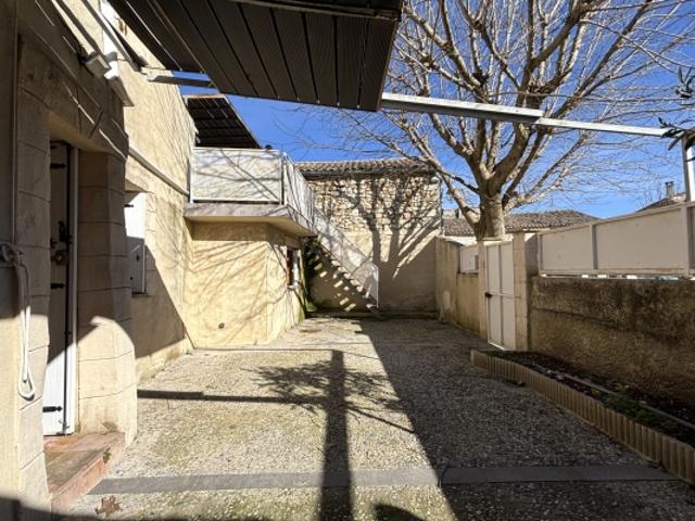 Entre Uzès et Nîmes, ensemble de 2 logements avec cour et terrasse. Parfait état