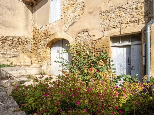 Entre Uzès et Avignon, maison de village avec appartement indépendant, garage et cour