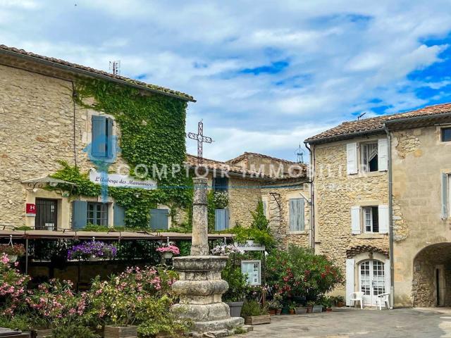 ENTRE UZES ET ARDECHE: Maison P5 dans superbe village médié