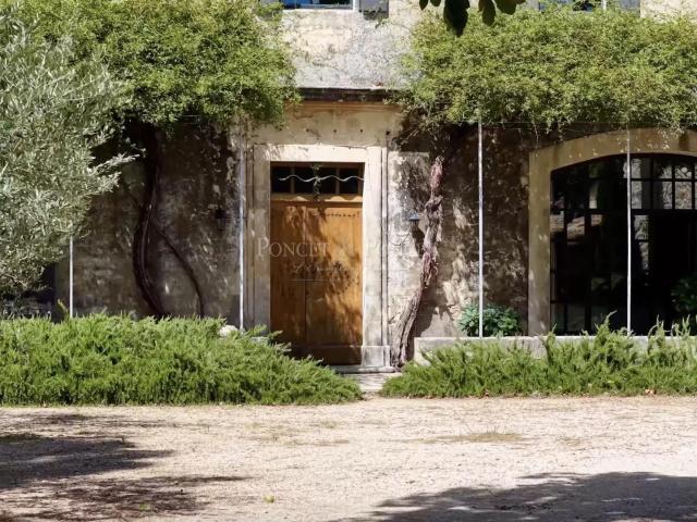 Entre vignes et oliviers, un domaine d’exception aux portes. 366m² Nîmes