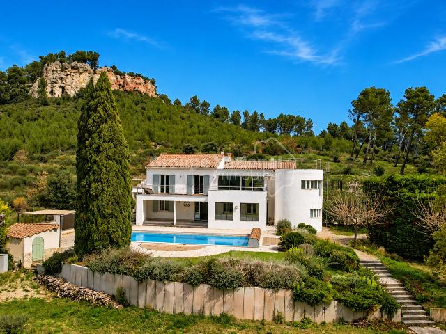 Entre Alpilles et Luberon, propriété de charme 325 m2 avec piscine chauffée