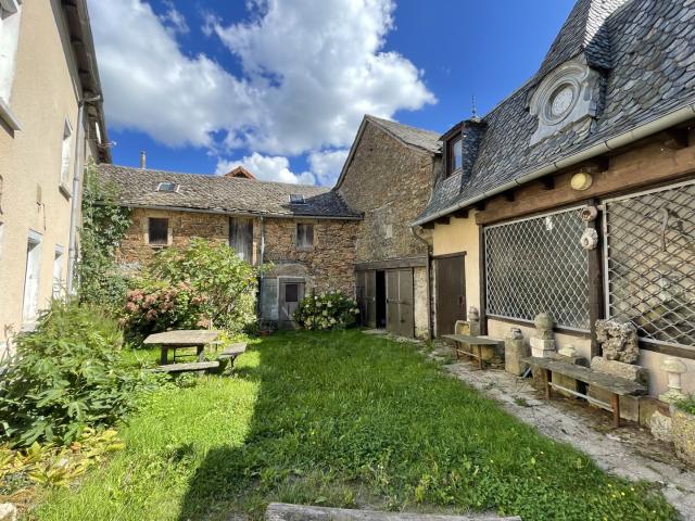 ENTRE BARAQUEVILLE ET LA PRIMAUBE: Ensemble immobilier