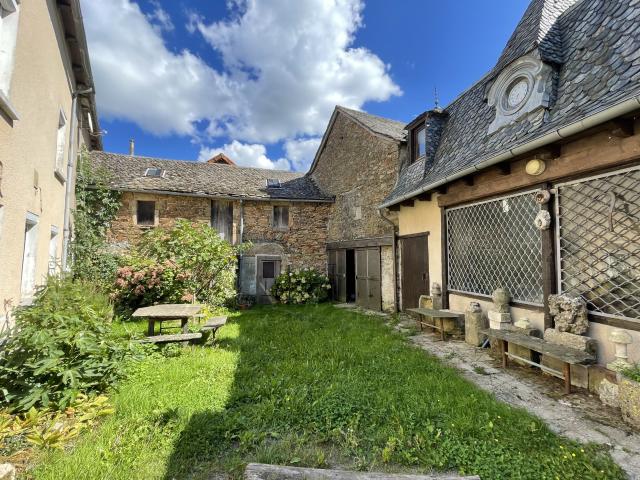 ENTRE BARAQUEVILLE ET LA PRIMAUBE: Ensemble immobilier