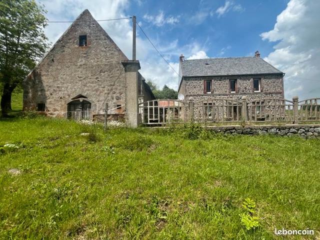 Entre besse et super besse propriete en pierre avec grange, ecurie et source sur 12594m² de terrain