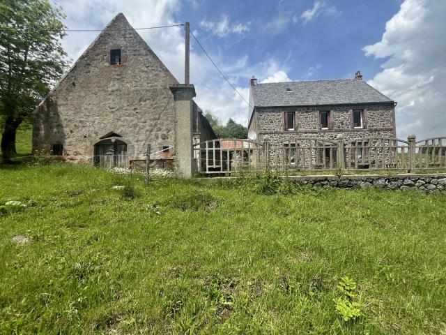 Entre Besse Et Super Besse Propriete En Pierre Avec Grange. 100m² Besse et Saint Anastaise