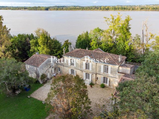 Entre Bordeaux et la rivière Dordogne, une maison de maître. 250m² Bordeaux