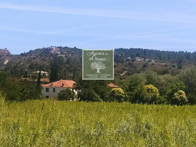 Entre BOULBON et TARASCON Propriété avec dépendances au pied de la Montagnette