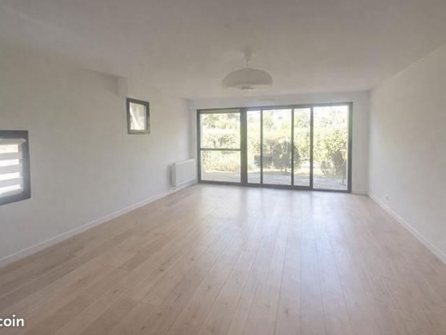 Entre Bourg et Plage Esprit maison pour ce T3 en rez‑de‑jardin