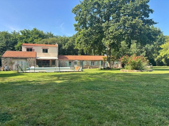 Entre campagne et océan, longère en pierre, parc arboré et p. 154m² Frossay