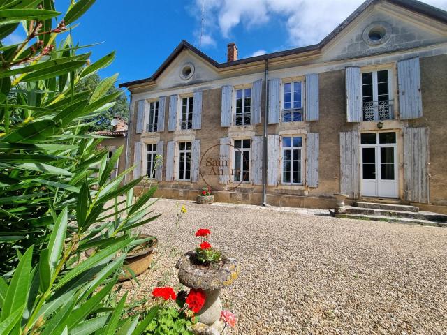 Entre Charente et Dordogne Grande Demeure de famille à rén 470m² Montbron