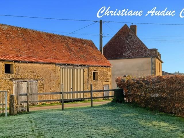 Entre Charolles, La Clayette et Paray le Monial, ancien corps de ferme en pierres, à rénover, sur parcelle de terrain de 900 m² environ
