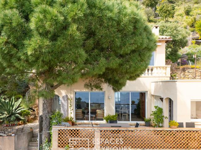 Maison entre ciel et mer avec vue contemplative