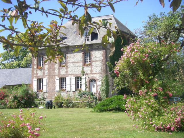 ENTRE DEAUVILLE ET HONFLEUR Propriété avec Dépendances