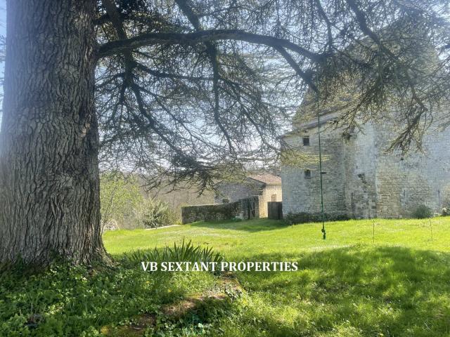 Entre Deux Mers, À 15mn de Saint Émilion et 50 mn de Bordeaux, coup de coeur pour ce domaine de 13 hectares, rare et empreint d’histoire avec maison d'habitation et dépendances
