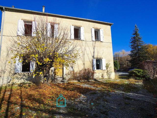 Entre Digne les Bains et Castellane au cœur du village de Barrême – Immeuble d'environ 500 m² avec 6 appartements, garage, jardin et accès rivière