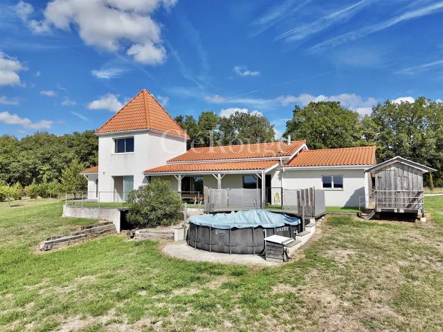 Entre Duras et Marmande Propriété de 5 chambres avec salle. 210m² Duras