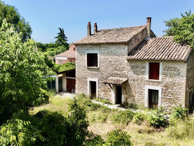 Entre Grignan et St Paul, mas à restaurer sur 1070 m2 de ter. 120m² Grignan