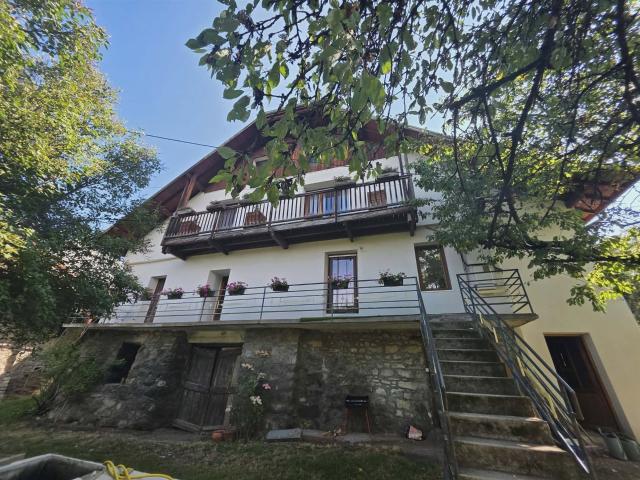 Entre lac et montagne idéalement situé, grand corps de ferme. 378m² Saint Sauveur