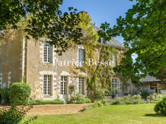 Entre Le Mans et Angers, dans un village animé, un ancien p. 370m² La Flèche