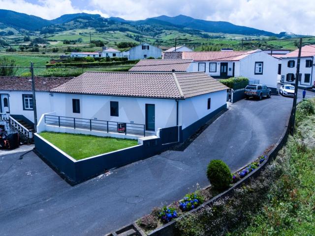 Entre o Mar e a Natureza – Moradia T3 Renovada com Anexo T0 e Jacuzzi