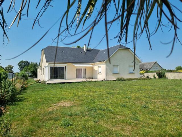 Entre Pontacq et Nay ? à Saint Vincent Maison familiale de plain pied de 123 m² avec double garage et grenier