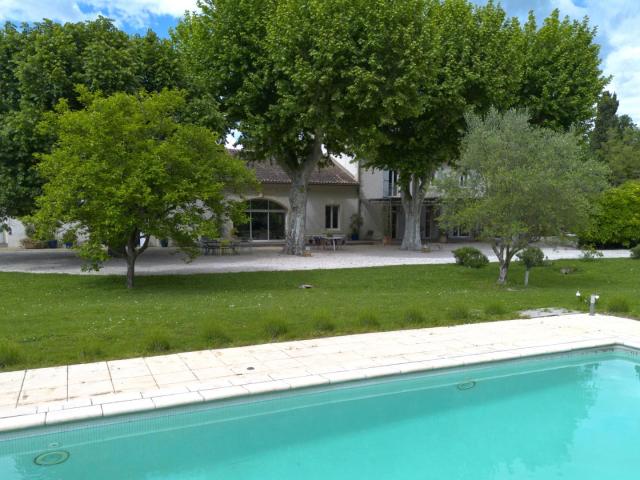 Entre Saint Rémy de Provence et l'Isle sur la Sorgue, propri. 630m² Cabannes