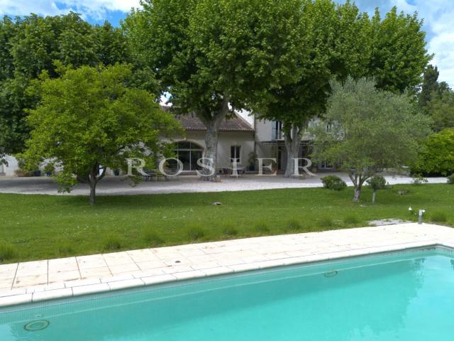 Entre Saint Rémy de Provence et l'Isle sur la Sorgue, propri. 630m² Cabannes