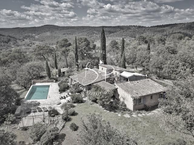 Entrecasteaux A vendre Mas provençal plein de charme avec dépendances, piscine, tennis et 3 hectares en sommet de colline