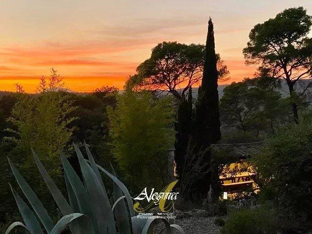 Entrecasteaux propriété de caractère avec dépendance emp. 330m² Entrecasteaux
