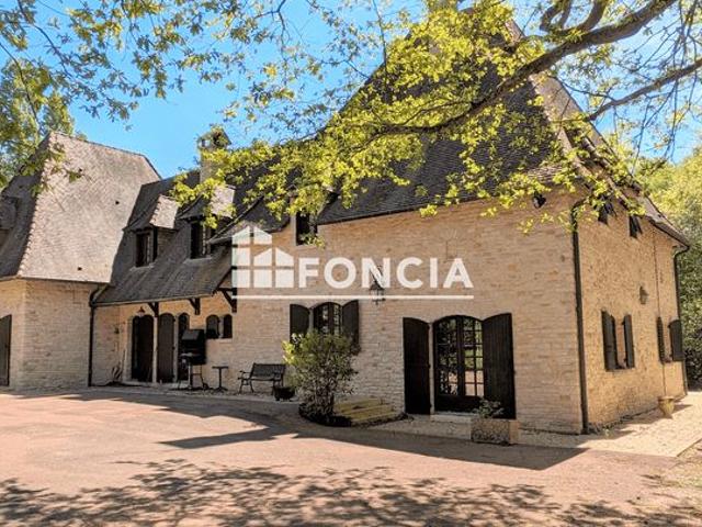 Entrée sud de PERIGUEUX. Superbe Maison Périgourdine de 280 m², sur un Parc Boisé de 2 hectares