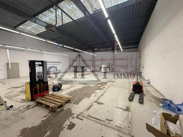 ENTREPOT 464 M² A VENDRE – VAUX LE PÉNIL