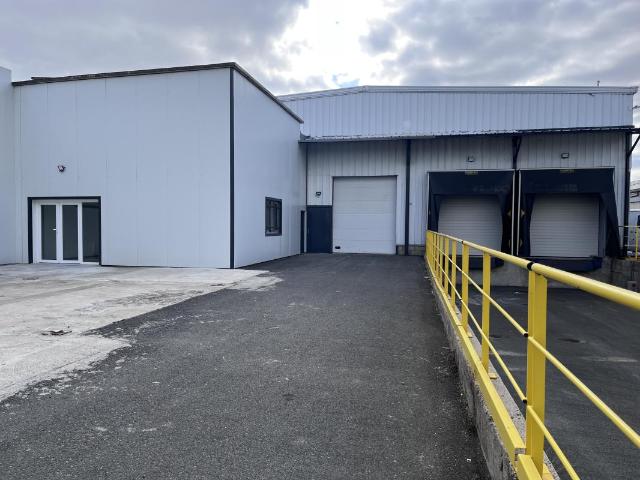 ENTREPOT 575 m2 REFAIT A NEUF AVEC 2 QUAIS