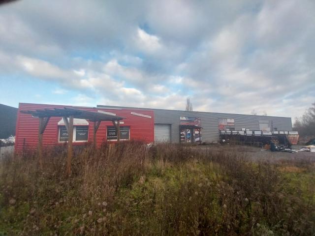 Entrepot 700 m2, divisible en plusieurs cellules + terrain constructible