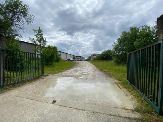 A VENDRE à 20km Troyes Entrepôt 7250m2 sur 13000m2 de terrain stationnements