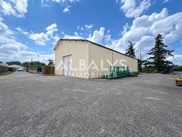Entrepôt 215m2 1600m2 de terrain MONTAGNE